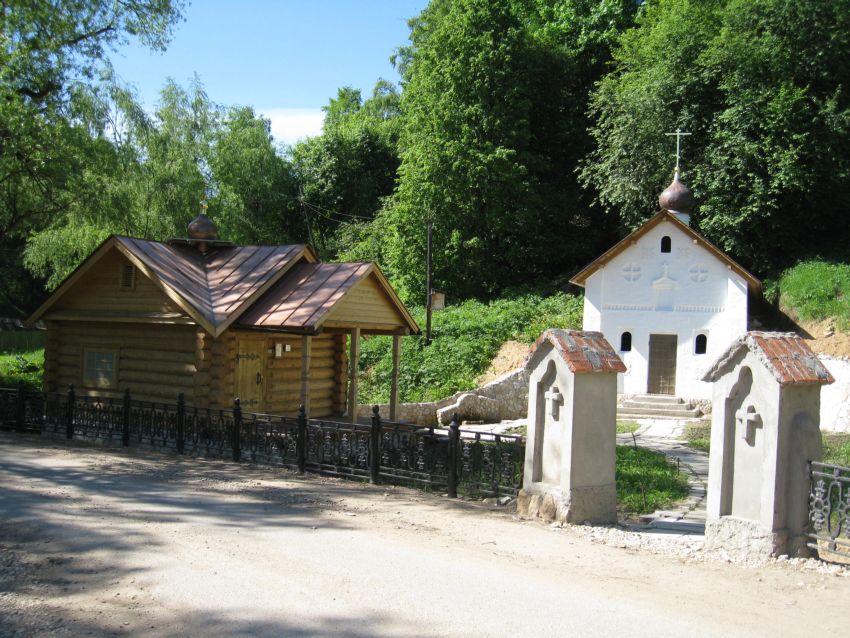 Часовня Боголюбской иконы Божией Матери, Таруса (Тарусский район, Калужская область). общий вид в ландшафте