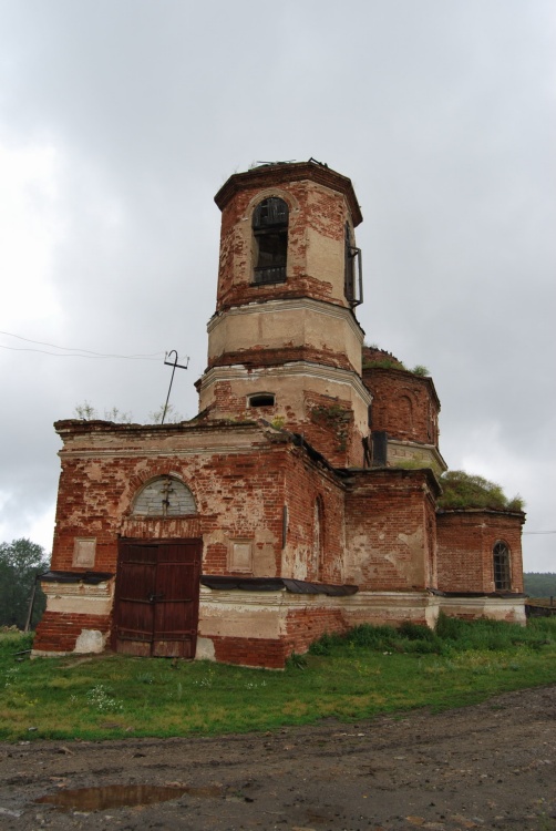 Церковь Троицы Живоначальной, Ларино (Каслинский район, Челябинская область). общий вид в ландшафте