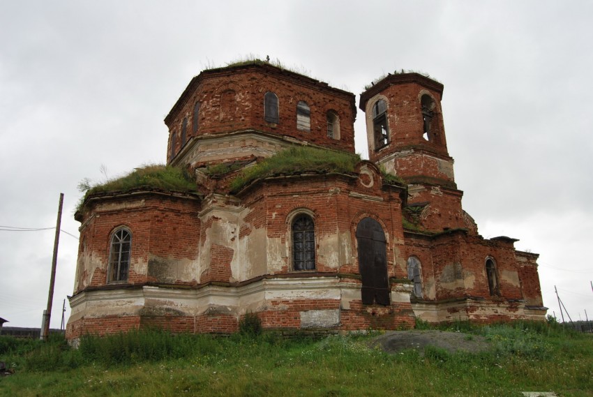Церковь Троицы Живоначальной, Ларино (Каслинский район, Челябинская область). общий вид в ландшафте
