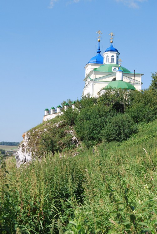 Церковь Георгия Победоносца, Слобода (Первоуральск (ГО Первоуральск), Свердловская область). общий вид в ландшафте