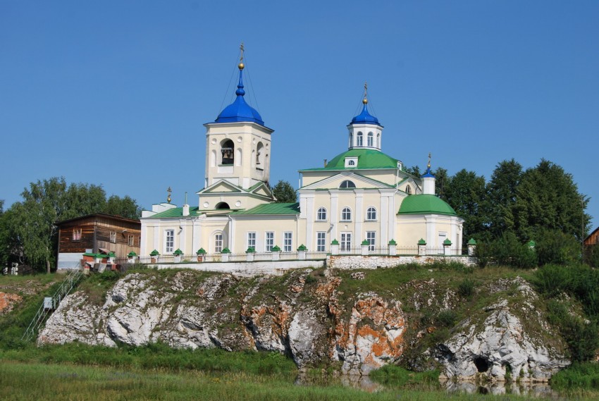 Церковь Георгия Победоносца, Слобода (Первоуральск (ГО Первоуральск), Свердловская область). общий вид в ландшафте