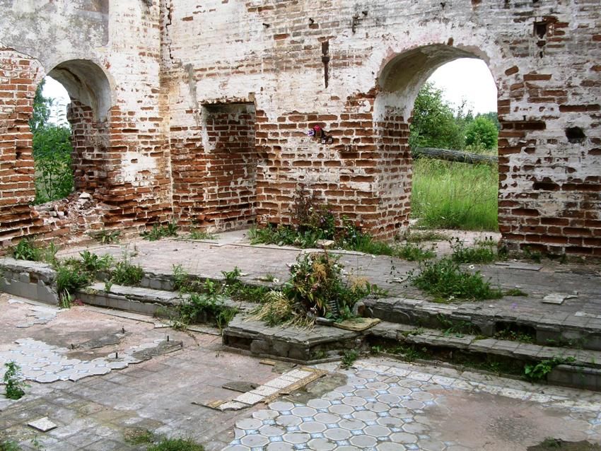 Церковь Успения Пресвятой Богородицы, Рыжково (Жуковский район, Калужская область). интерьер и убранство, алтарная солея и алтарь