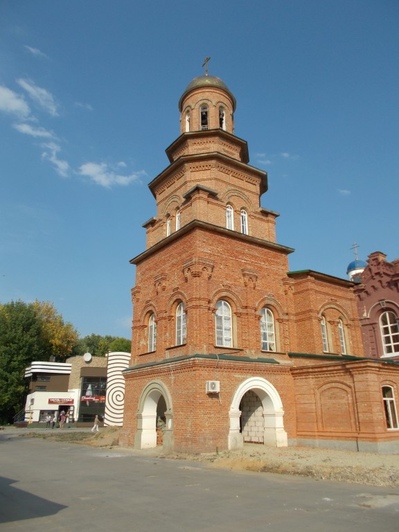 Церковь Митрофана Воронежского, Саратов (Саратов, город, Саратовская область). фасады, Наконец-то демонтировали торговые павильоны, закрывавшие вид на этот храм.