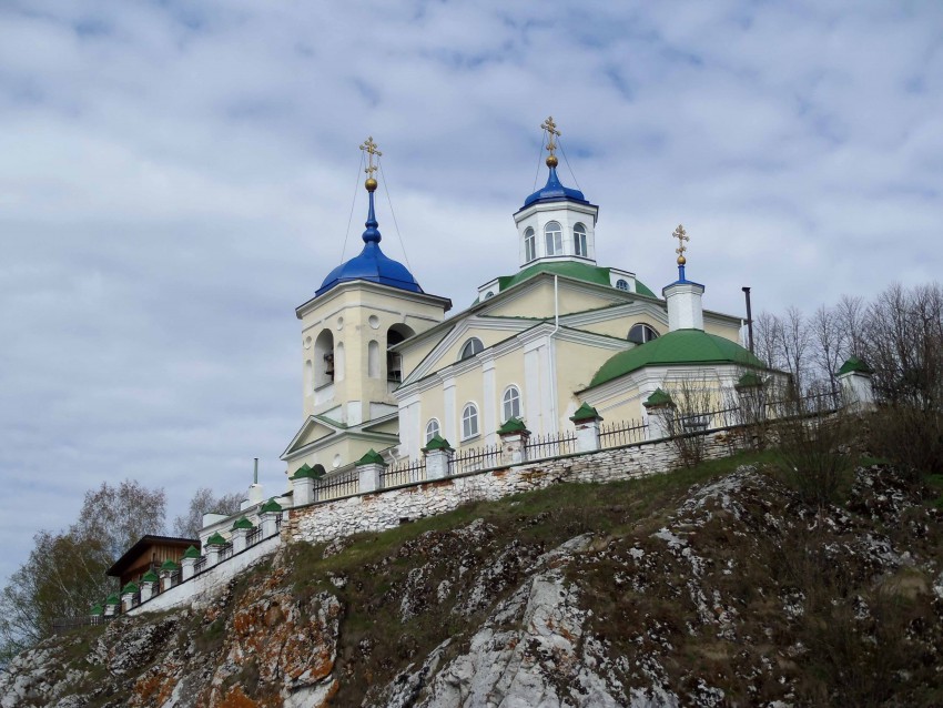 Слобода. Церковь Георгия Победоносца. общий вид в ландшафте