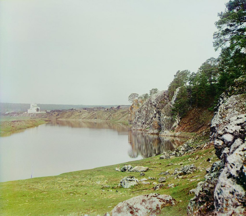 Слобода. Церковь Георгия Победоносца. архивная фотография, С.М. Прокудин-Горский, Верхний «Георгиевский камень» и общий вид слободы «Утка». Река Чусовая, 1912 год. Источник: http://prokudin-gorskiy.ru/image.php?ID=1576