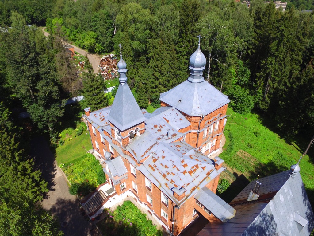 Церковь Марии Магдалины, Лоза (Сергиево-Посадский городской округ, Московская область). общий вид в ландшафте, Вид с юго-запада, фото с квадрокоптера.