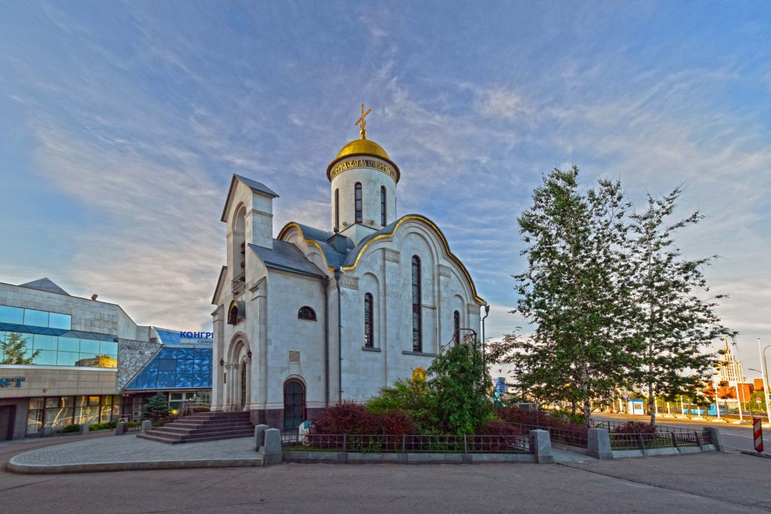 Пресненский. Церковь Серафима Саровского при Экспоцентре. общий вид в ландшафте