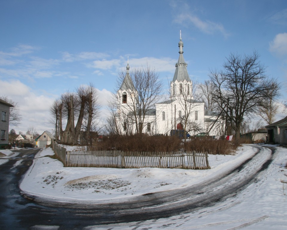 Куренец. Церковь Рождества Пресвятой Богородицы. общий вид в ландшафте