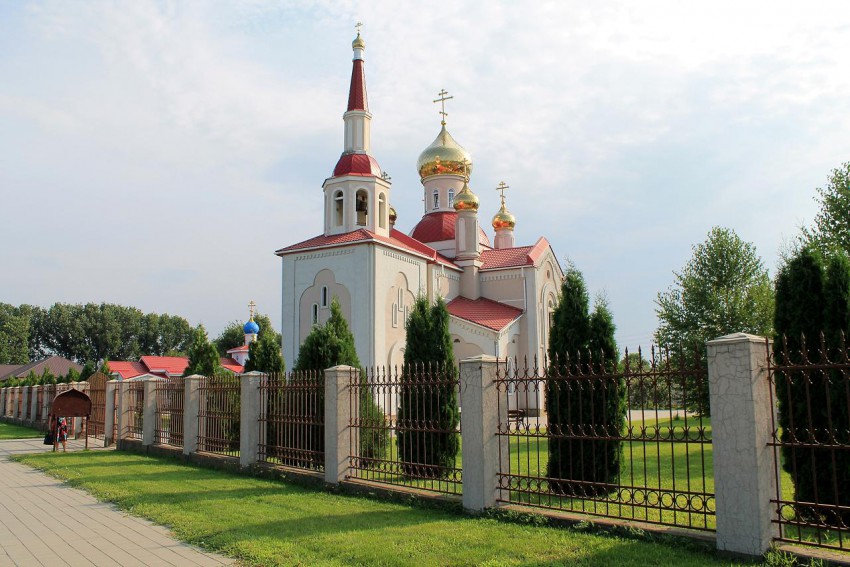 Юровка. Церковь Новомучеников и исповедников Церкви Русской. общий вид в ландшафте