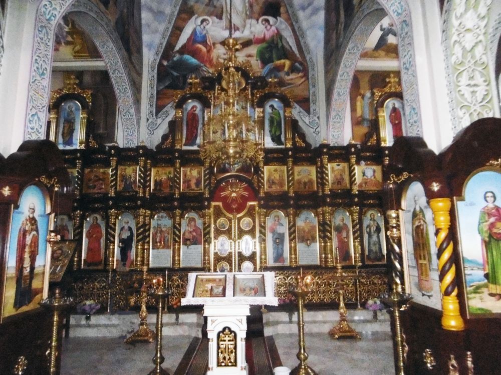 Церковь Новомучеников и исповедников Церкви Русской, Юровка (Анапа, город, Краснодарский край). интерьер и убранство, Иконостас церкви