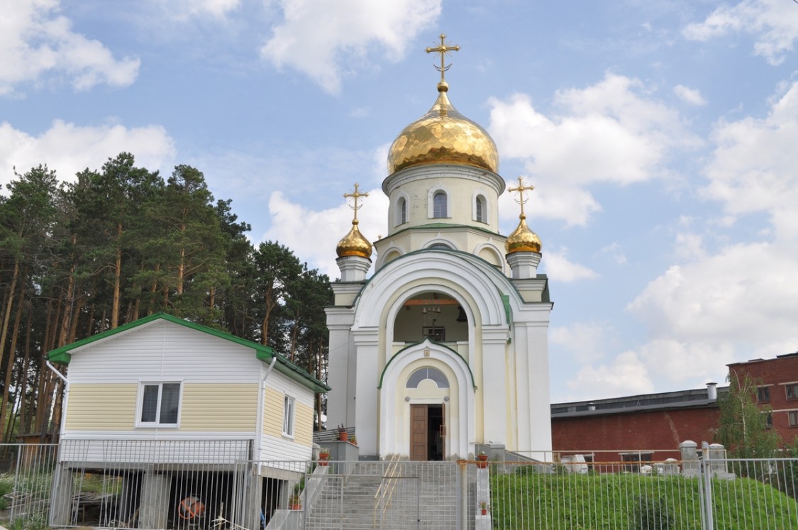 Екатеринбург. Церковь Георгия Победоносца. общий вид в ландшафте