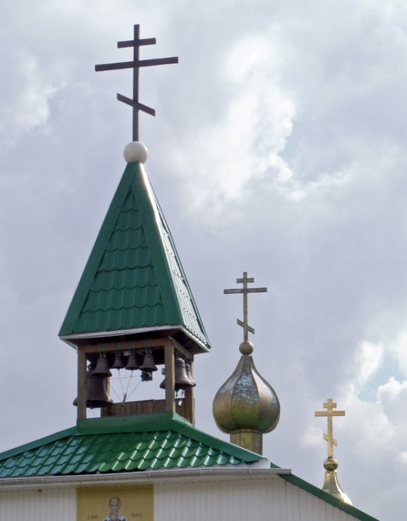 Церковь Николая Чудотворца, Исток (Екатеринбург (МО город Екатеринбург), Свердловская область). архитектурные детали, Звонница и главы над храмом