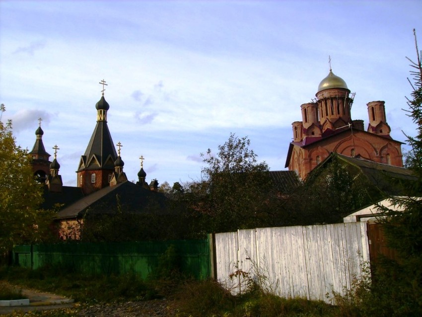 Церковь Введения во храм Пресвятой Богородицы, Ильинский (Раменский район и гг. Бронницы, Жуковский, Московская область). дополнительная информация, Слева  -  Введенский  храм,  справа  -  Петропавловский