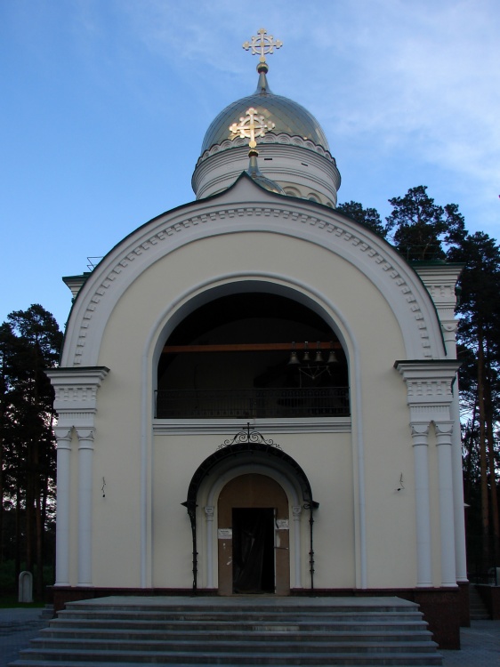 Новоберёзовский. Церковь Иоанна Воина. общий вид в ландшафте
