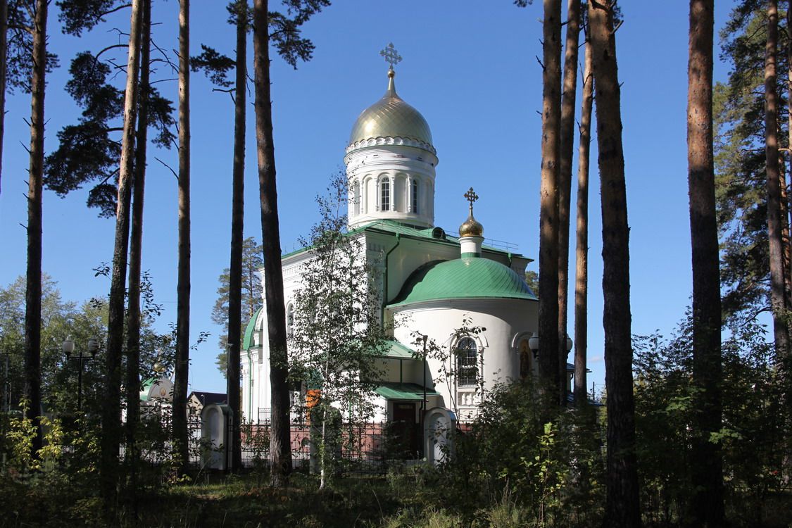 Церковь Иоанна Воина, Новоберёзовский (Берёзовский (Берёзовский ГО), Свердловская область). фасады, Вид с лесной тропинки (с юго-востока)