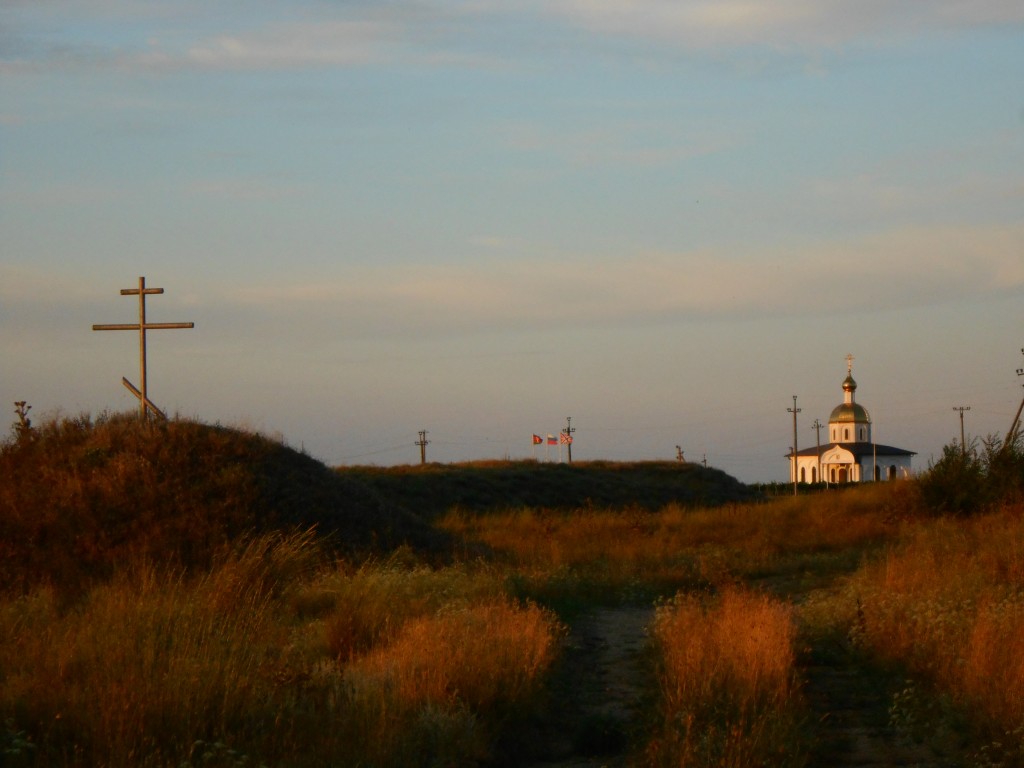 Храм-часовня Феодора Ушакова, Тамань (Темрюкский район, Краснодарский край). общий вид в ландшафте, церковь со стороны Фанагорийской крепости, крест на месте крепости