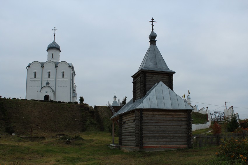 Часовня Ксении Петербургской, Арское (Ульяновск, город, Ульяновская область). общий вид в ландшафте, Вид с запада, на заднем плане - церковь Ксении Петербургской