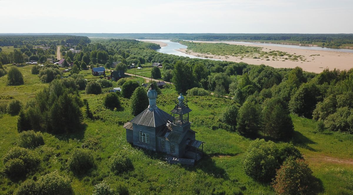 Корбала. Церковь Димитрия Солунского. общий вид в ландшафте