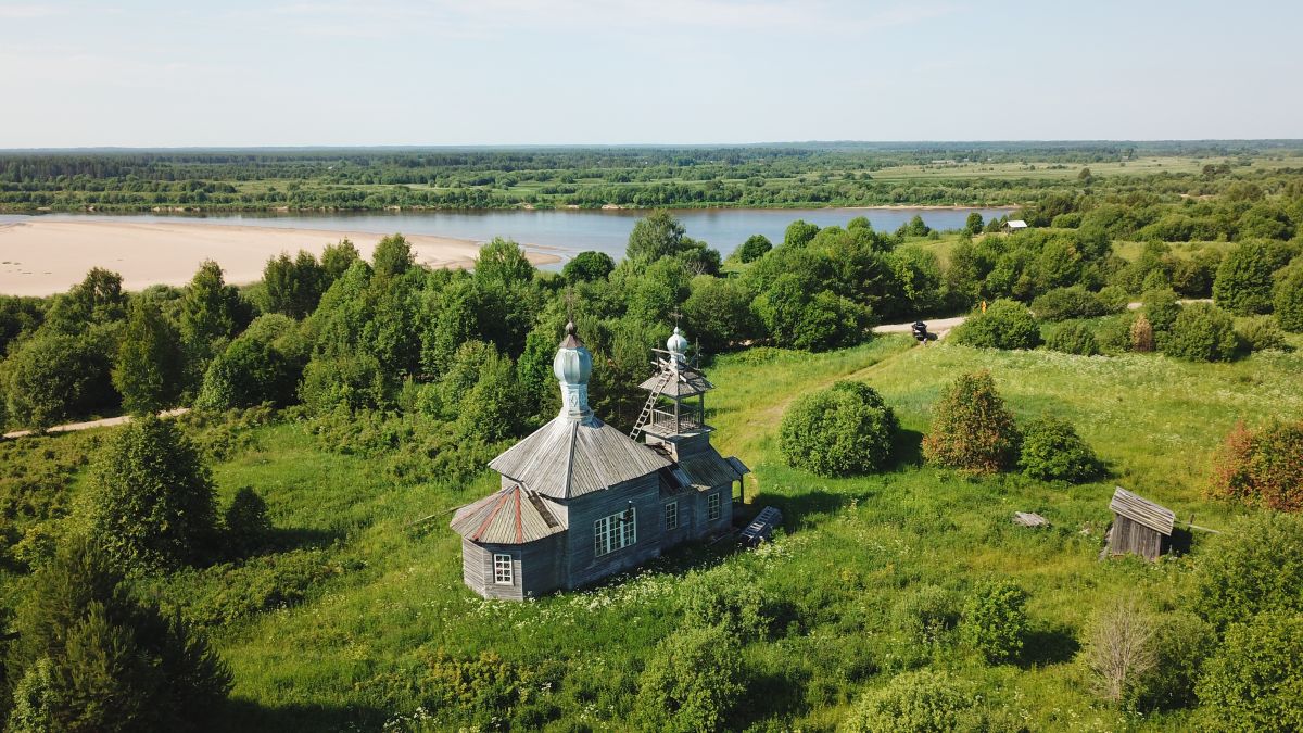 Церковь Димитрия Солунского, Корбала (Шенкурский район, Архангельская область). общий вид в ландшафте