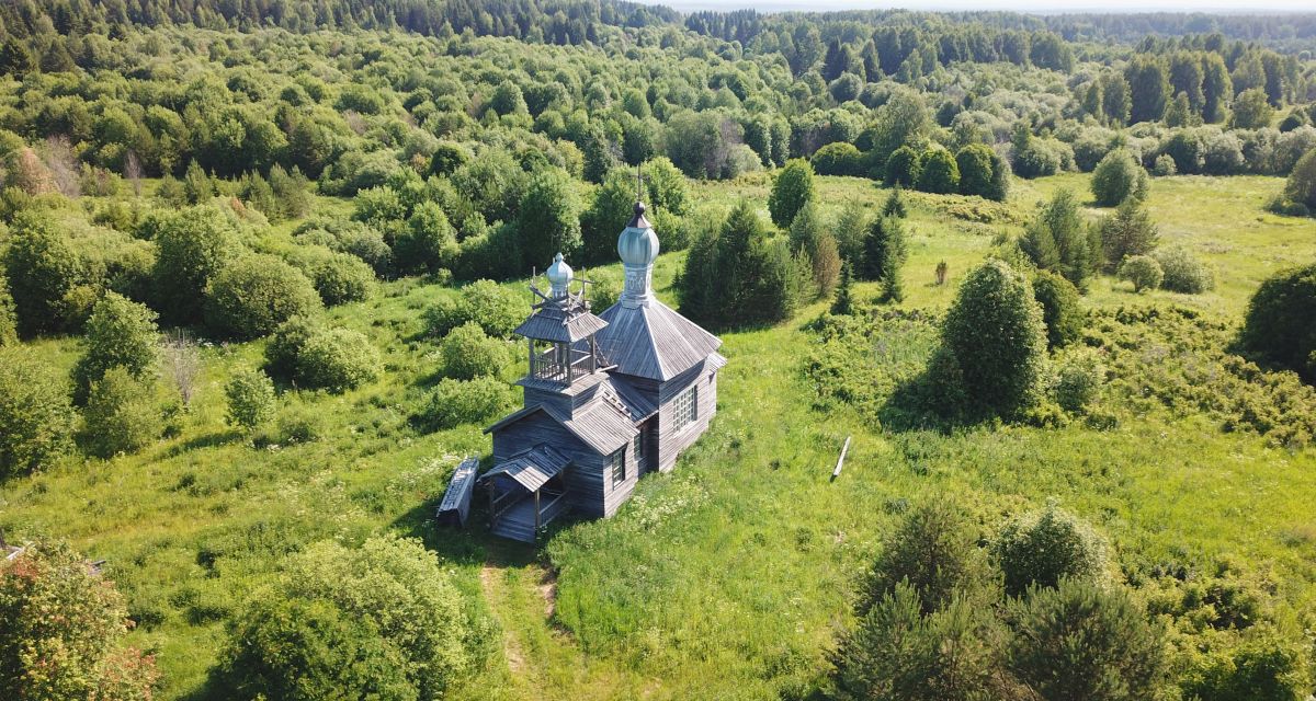 Корбала. Церковь Димитрия Солунского. общий вид в ландшафте