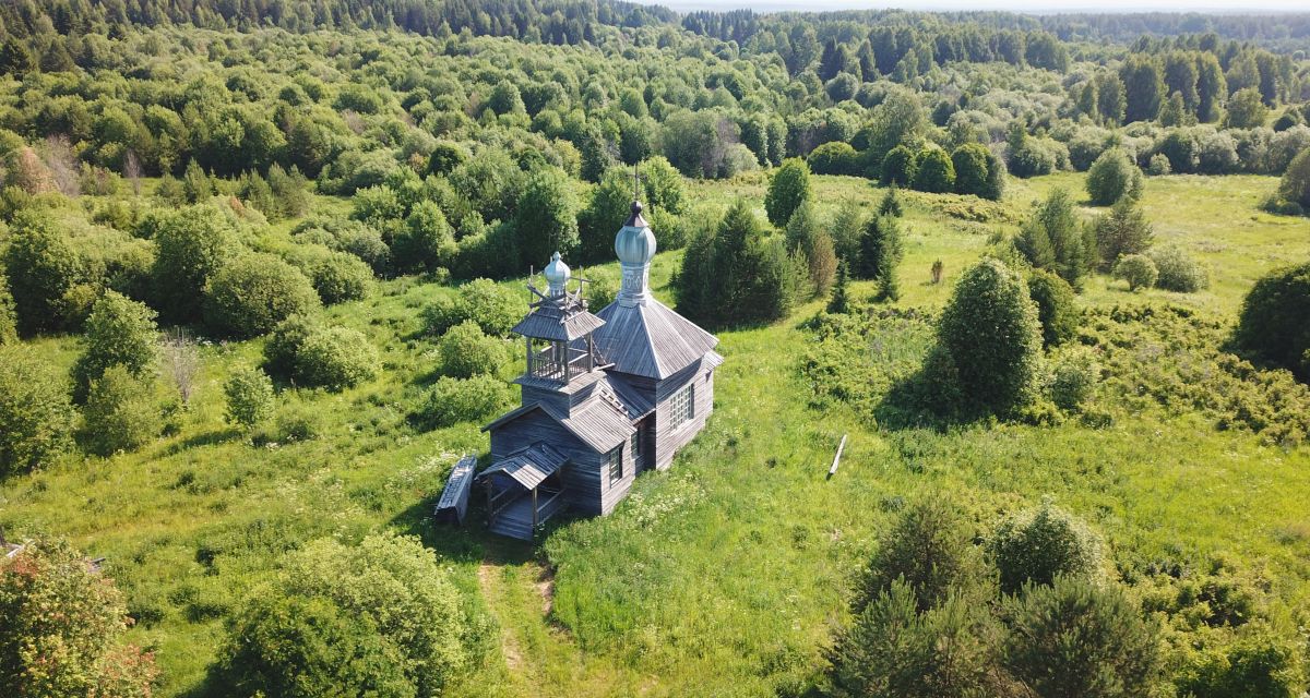 Церковь Димитрия Солунского, Корбала (Шенкурский район, Архангельская область). общий вид в ландшафте