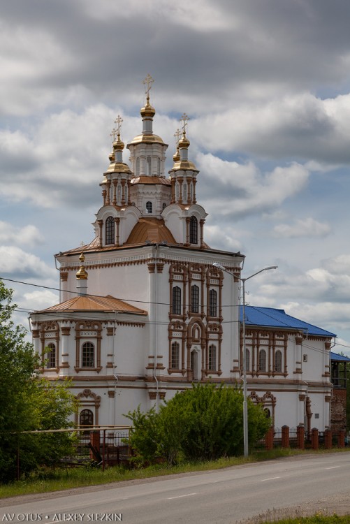 Карпинск. Церковь Введения во храм Пресвятой Богородицы. фасады