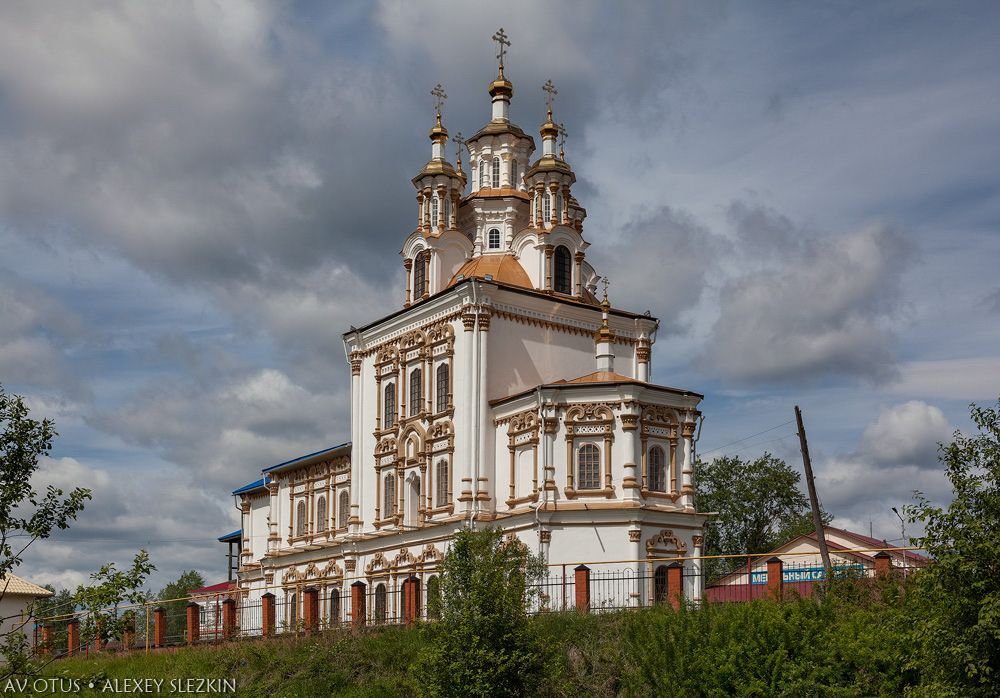 Карпинск. Церковь Введения во храм Пресвятой Богородицы. общий вид в ландшафте