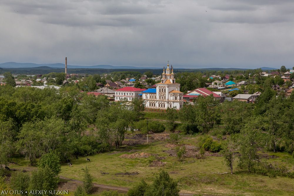 Церковь Введения во храм Пресвятой Богородицы, Карпинск (Карпинск (ГО Карпинск и Волчанский ГО), Свердловская область). общий вид в ландшафте