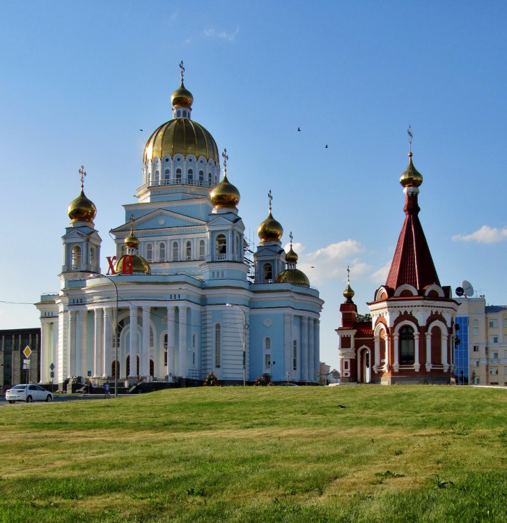 Часовня Александра Невского, Саранск (Саранск, город, Республика Мордовия). общий вид в ландшафте, вид с юга на фоне собора Федора Ушакова