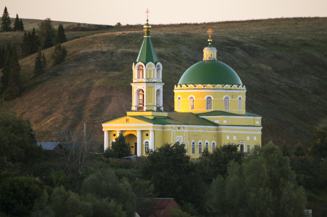Церковь Рождества Пресвятой Богородицы, Колесниково (Каракулинский район, Республика Удмуртия). общий вид в ландшафте