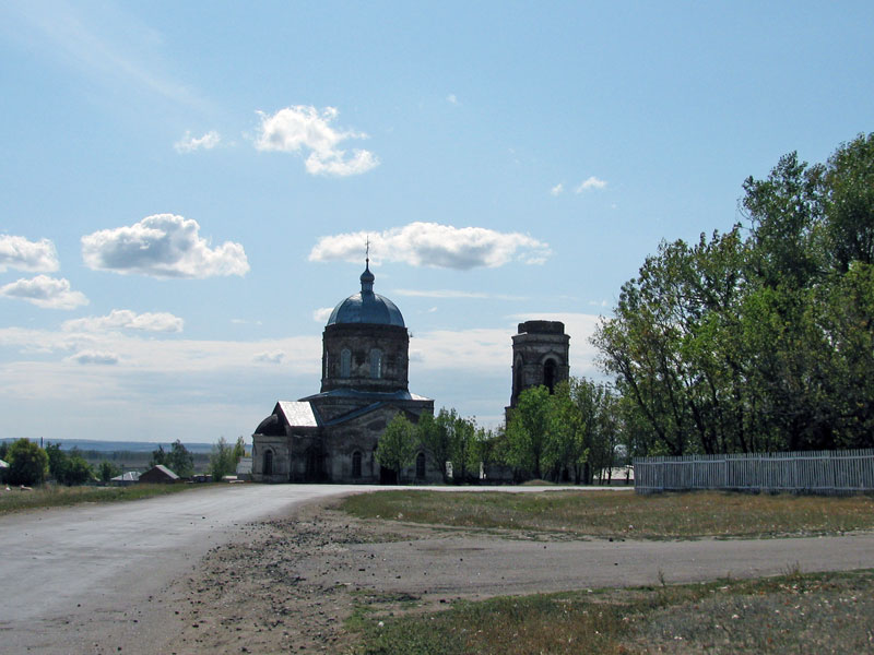 Приречное. Церковь Луки Евангелиста. общий вид в ландшафте