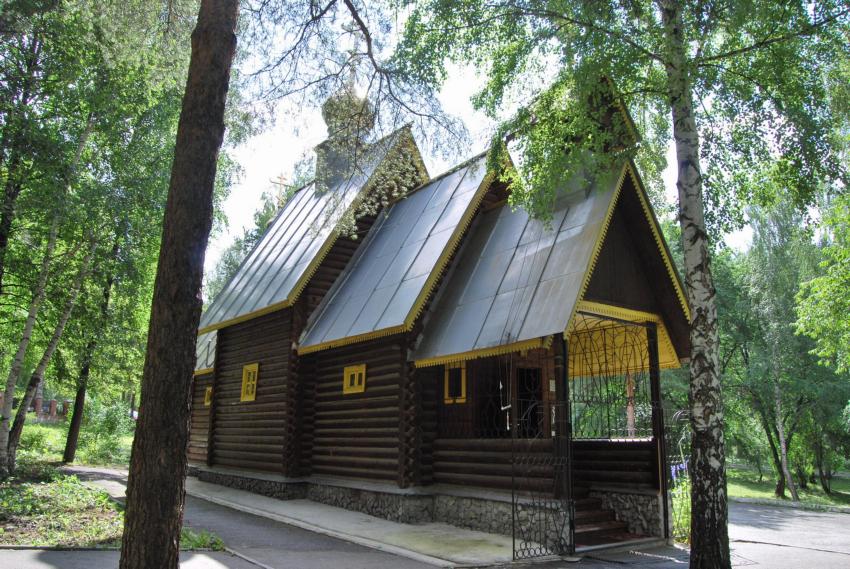 Церковь Петра Митрополита Крутицкого, Екатеринбург (Екатеринбург (МО город Екатеринбург), Свердловская область). общий вид в ландшафте