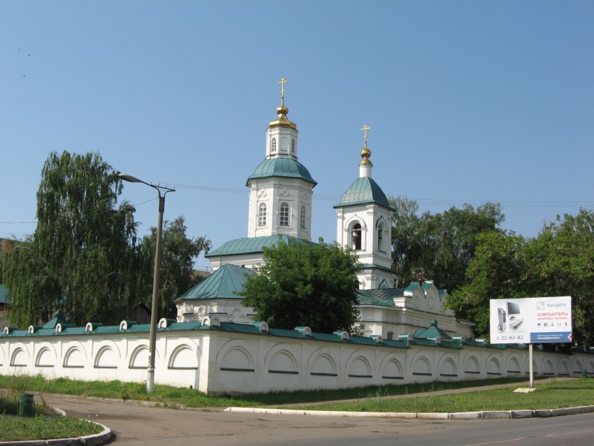 Саранск. Церковь Троицы Живоначальной. общий вид в ландшафте