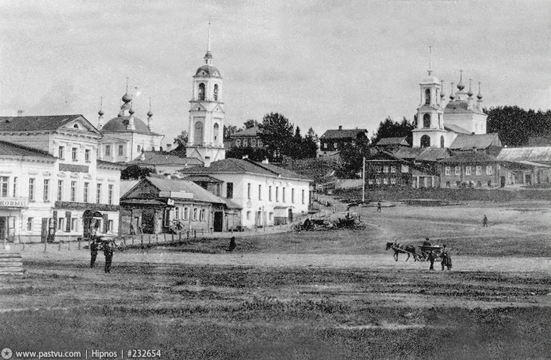 Галич. Церковь Воскресения Христова. архивная фотография, Площадь, Георгиевская (Вознесения) и Воскресенская церкви. 1900—1917 год. Направление съемки:восток. с сайта https://pastvu.com/p/232654 