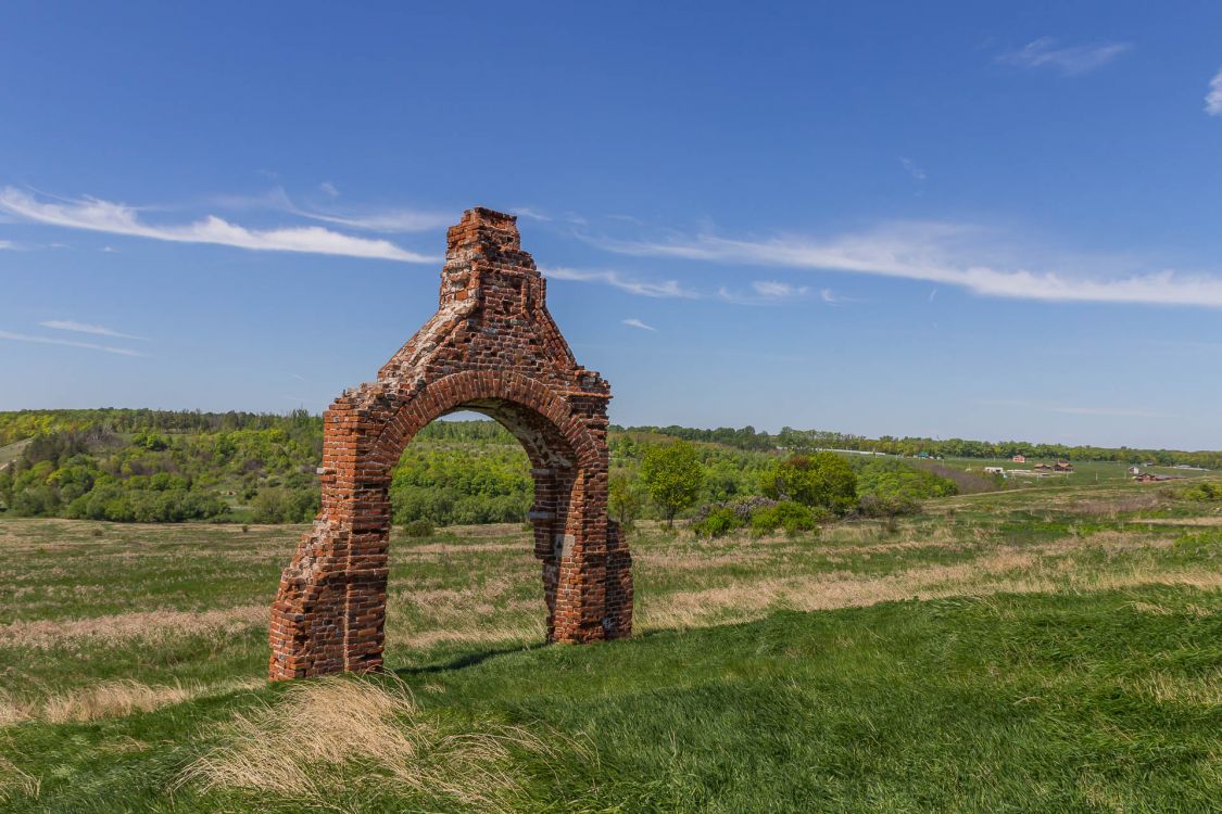 Церковь Казанской иконы Божией Матери, Стрешнево (Данковский район, Липецкая область). архитектурные детали, Остатки западных ворот