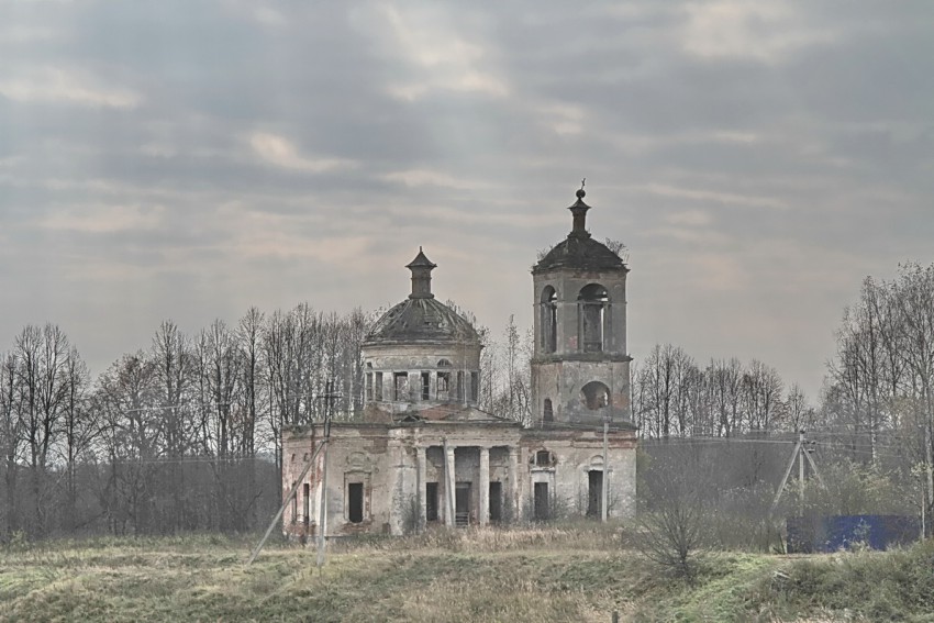 Церковь Успения Пресвятой Богородицы, Великополье (Угранский район, Смоленская область). общий вид в ландшафте
