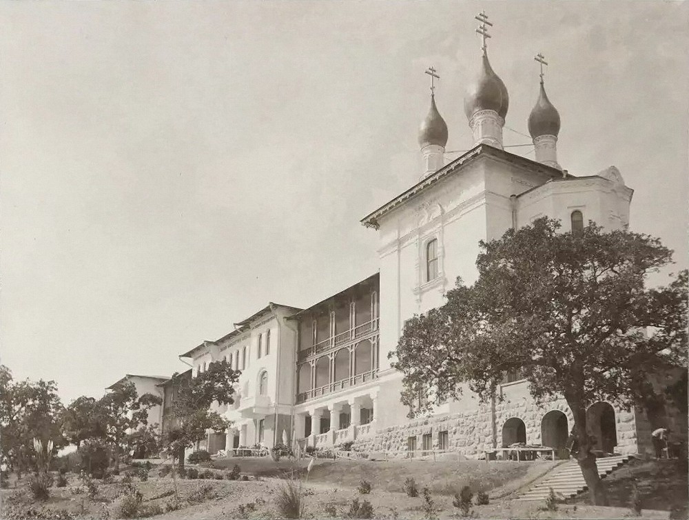 Церковь Александра Невского при санатории Св. Луки, Алупка (Ялта, город, Республика Крым). архивная фотография, Фото 1913-1915 годов с сайта jalita.com