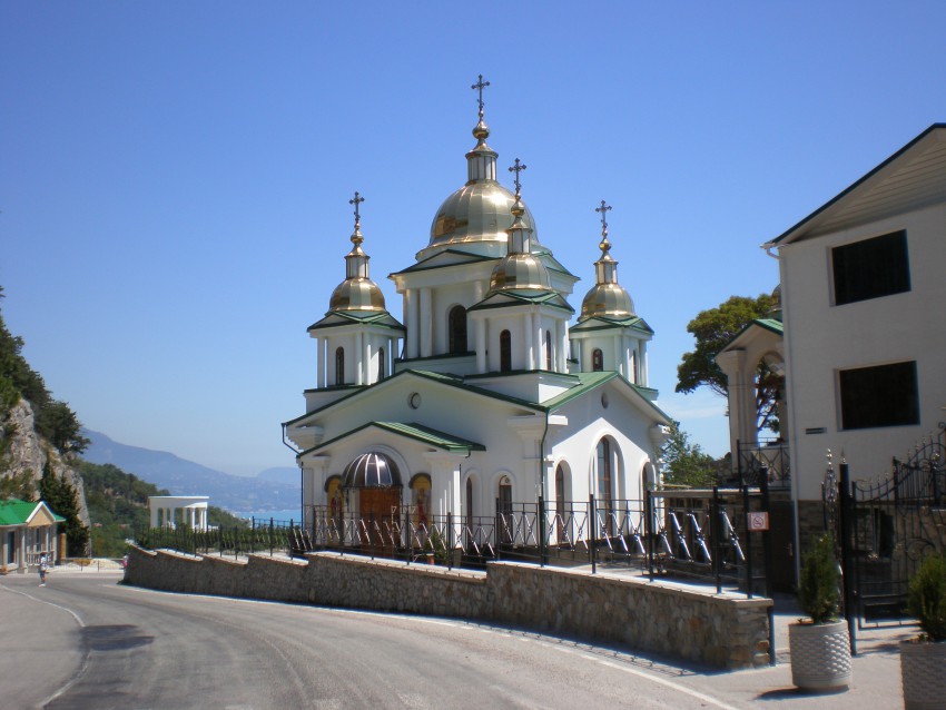 Ореанда. Церковь Михаила Архангела. общий вид в ландшафте