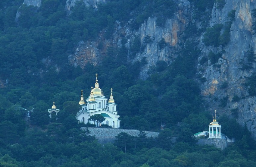 Церковь Михаила Архангела, Ореанда (Ялта, город, Республика Крым). общий вид в ландшафте, Вид с моря