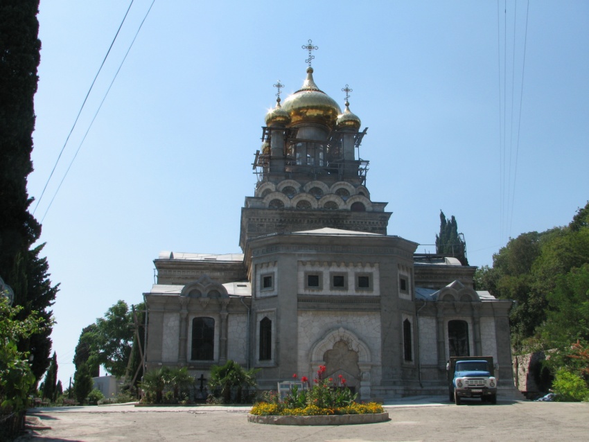Алупка. Церковь Михаила Архангела (новая). фасады