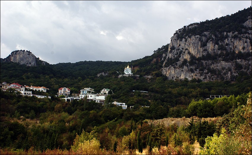 Ореанда. Церковь Михаила Архангела. общий вид в ландшафте, Вид с Востока