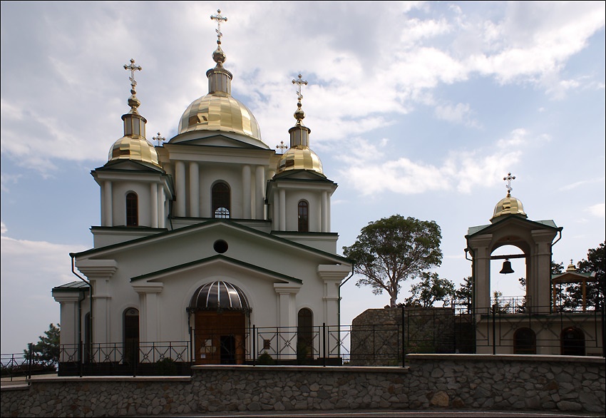 Церковь Михаила Архангела, Ореанда (Ялта, город, Республика Крым). общий вид в ландшафте, Вид с Запада