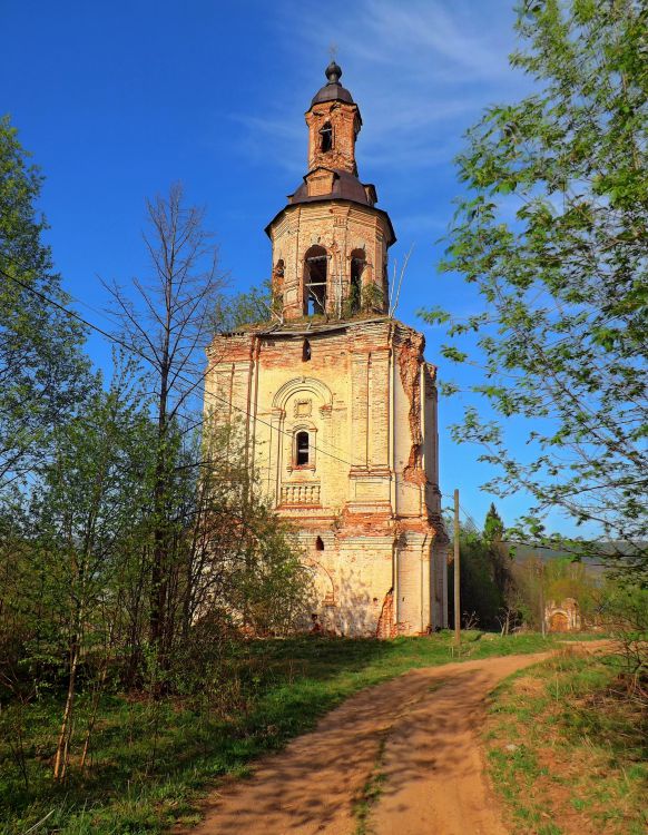 Церковь Петра и Павла, Ишлык (Петропавловск) (Советский район, Кировская область). фасады, Колокольня, вид с запада. Останки церкви расположены за колокольней. Справа от колокольни видны останки ворот и ограды