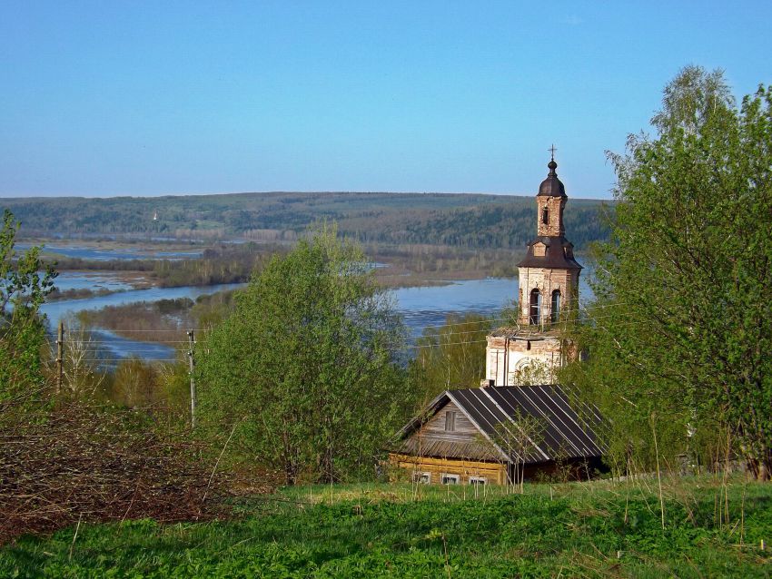 Ишлык (Петропавловск). Церковь Петра и Павла. общий вид в ландшафте, Вид на колокольню с юга. В левом верхнем углу за рекой видна колокольня ишетской церкви