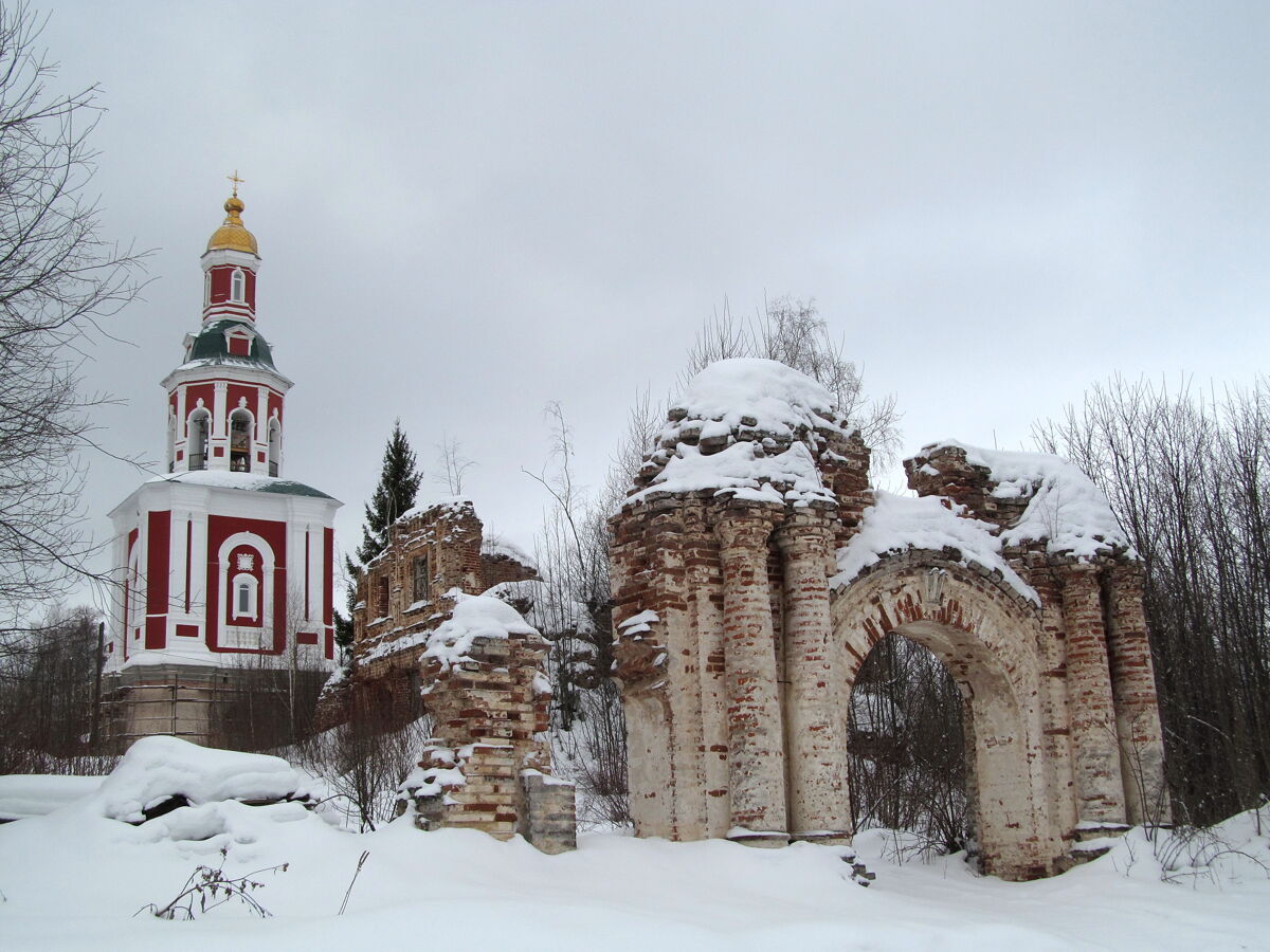 Церковь Петра и Павла, Ишлык (Петропавловск) (Советский район, Кировская область). фасады, Ворота и общий вид храма