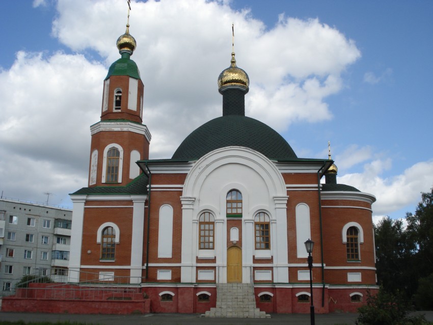 Омск. Церковь Троицы Живоначальной в Светлом. общий вид в ландшафте
