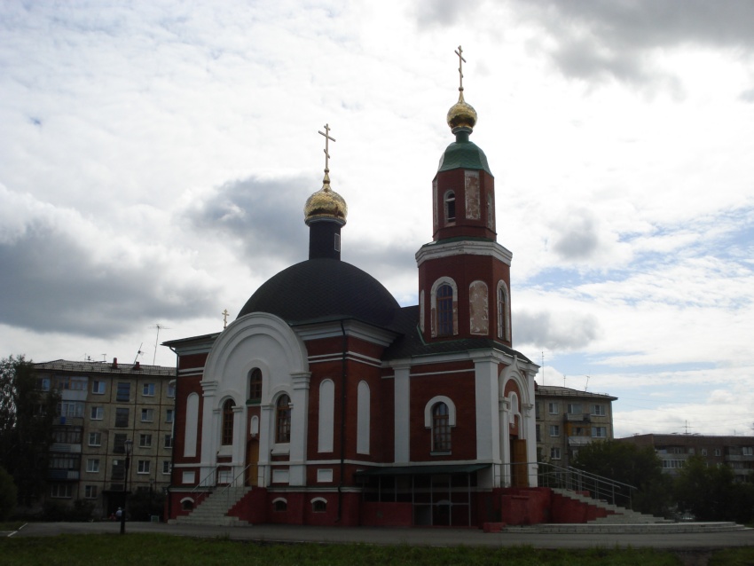 Омск. Церковь Троицы Живоначальной в Светлом. общий вид в ландшафте