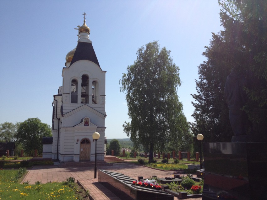Церковь Рождества Пресвятой Богородицы, Хотьково (Думиничский район, Калужская область). фасады, вид от памятника воинам односельчанам и освободителям с. Хотьково
