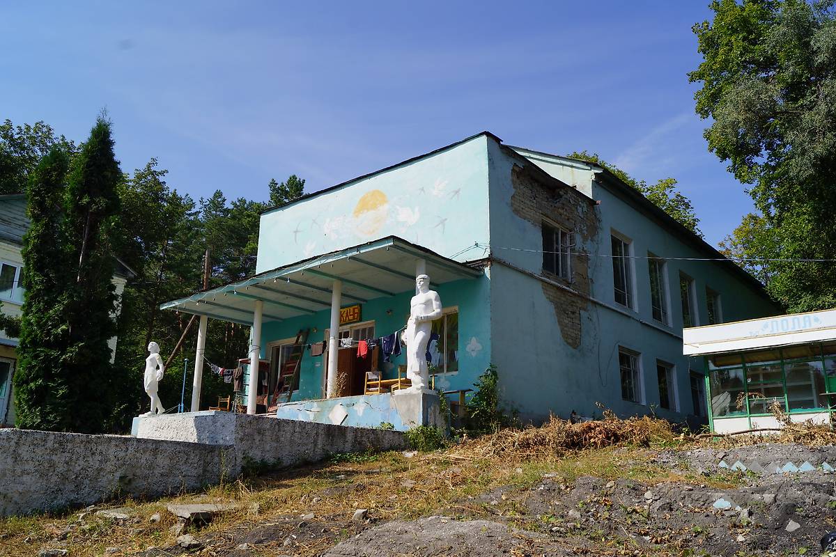 Один из корпусов монастыря. В советское время в нем располагался клуб санатория «Черемшаны».., фасады. Черемшанский монастырь, Хвалынск (Хвалынский район, Саратовская область)