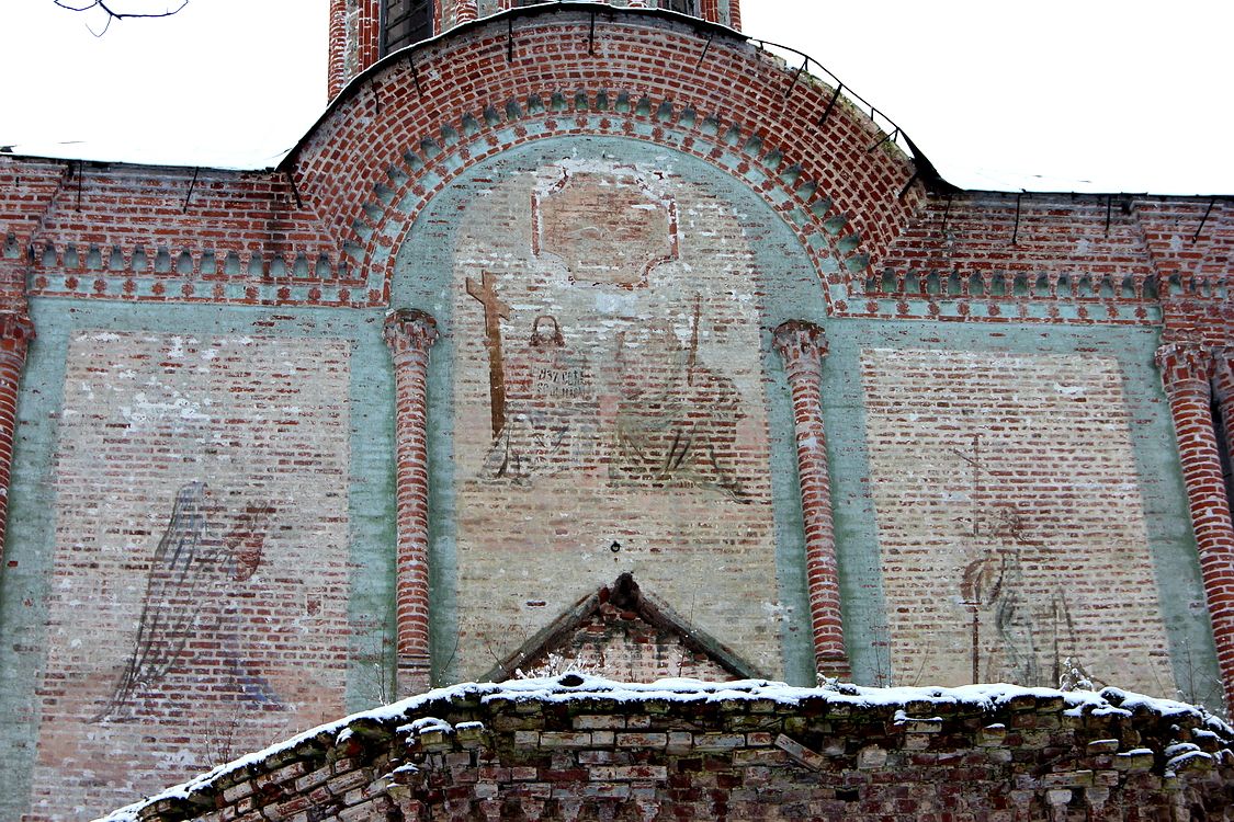 Раменье. Церковь Троицы Живоначальной. архитектурные детали, Росписи на внешней части восточной стены холодного храма.